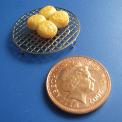 Round Cake Rack with Bread Rolls